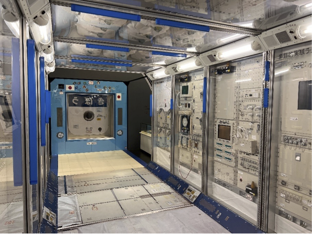 国際宇宙ステーション「きぼう」日本実験棟の内部の模型。壁に機械がびっしりと詰め込まれた空間です