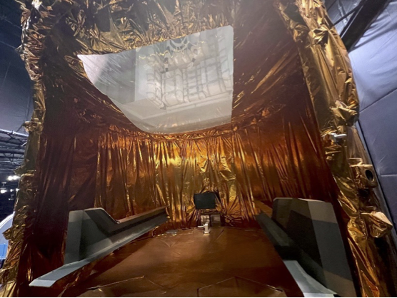 「こうのとり」の内部は、銅色のシートが床面、壁、天井に貼られています