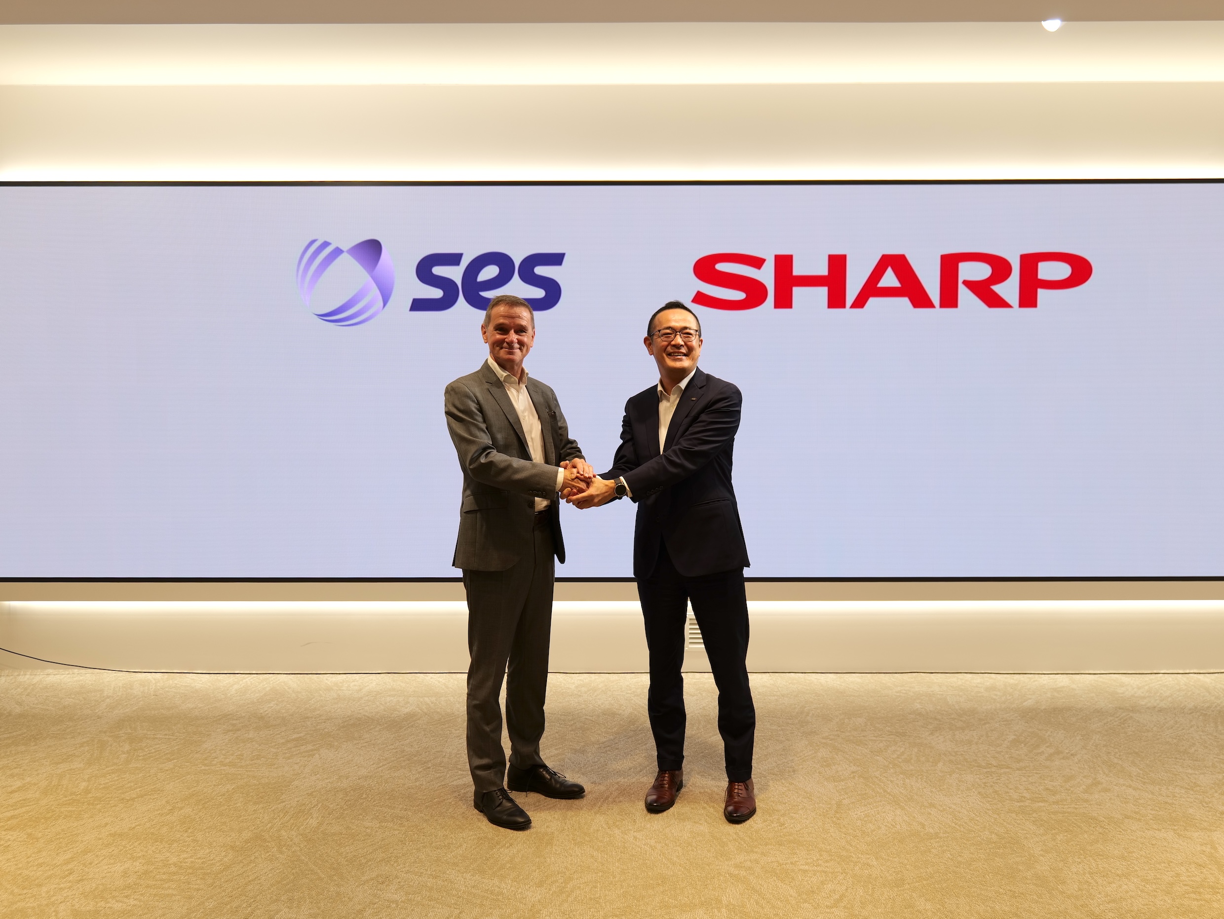 シャープ、衛星通信大手のSESとパートナーシップ締結　MEO通信サービスの国内展開に向け協力