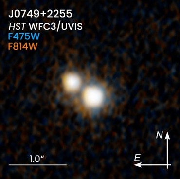 図1：ハッブル宇宙望遠鏡で撮影された二重クエーサーJ0749+2255の画像 (Credit NASAESAYu-Ching Chen et al.)