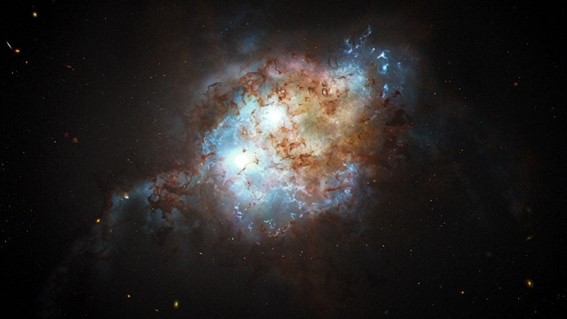 図２：銀河合体に付随した二重クエーサーの想像図 (Credit NASAESAJoseph Olmsted)