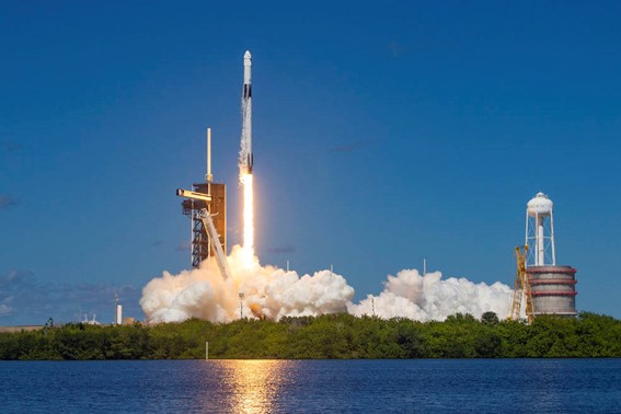 2022 年 10 月 5 日、NASA の SpaceX Crew-5 打ち上げで、フロリダ州にある NASA のケネディ宇宙センター打ち上げ複合施設 39A から、ドラゴン エンデュランス宇宙船を搭載した SpaceX の Falcon 9 ロケットが離陸します。