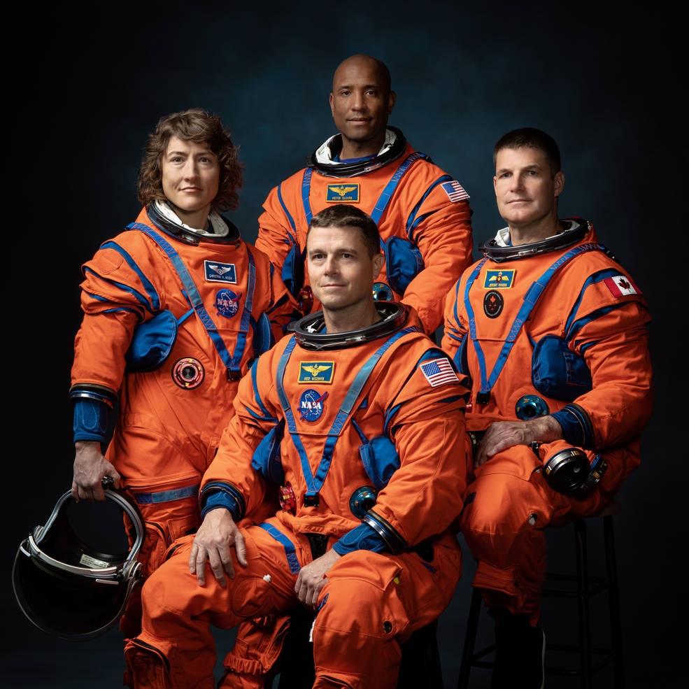 NASA のアルテミス II ミッションの乗組員 (左から右): クリスティーナ ハンモック コッホ、リード ワイズマン (着席)、ビクター グローバー、ジェレミー ハンセン。