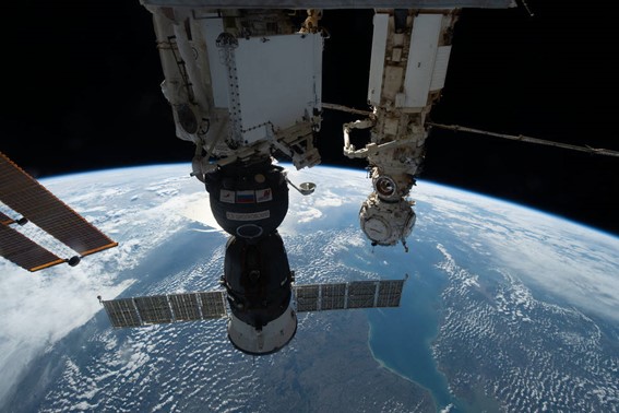 ソユーズ MS-22 乗組員船は、2002 年 10 月 8 日、国際宇宙ステーションがヨーロッパ上空 264 マイルを周回する際にラスベット モジュールにドッキングされた前景に描かれています。