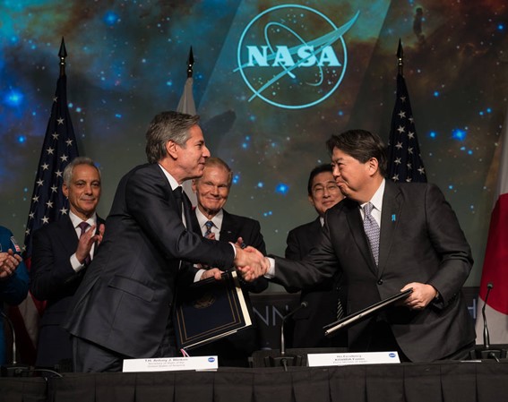 2023年1月13日金曜日、合意に署名した後、米国のアントニー・ブリンケン国務長官（前列左）と日本の林義正外務大臣（前列右）が握手を交わしている。
