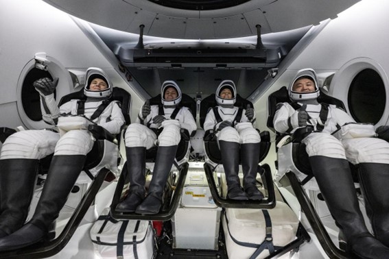 ロスコスモスの宇宙飛行士アンナ・キキナ（左）、NASA のジョシュ・カサダ宇宙飛行士とニコール・マン宇宙飛行士、宇宙航空研究開発機構（JAXA）宇宙飛行士の若田浩一宇宙飛行士（右）は、湾岸に着陸した直後に SpaceX 回収船シャノンに搭載された SpaceX Dragon Endurance 宇宙船内で見られます。 2023 年 3 月 11 日土曜日、フロリダ州タンパ沖のメキシコ。マン、カサダ、ワカタ、キキナは、国際宇宙ステーションでの第 68 次遠征の一環として、157 日間の宇宙滞在を終えて帰還します。 写真クレジット: (NASA/キーガン・バーバー)。