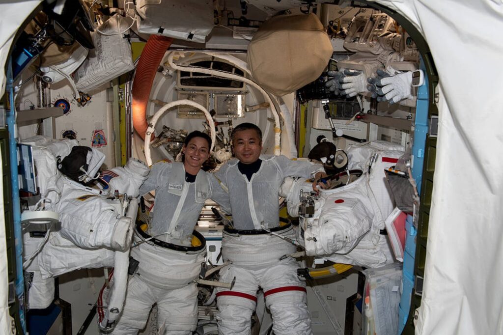 NASA の Expedition 68 フライト エンジニアのニコール マン氏と宇宙航空研究開発機構 (JAXA) の若田浩一氏が、予定されている船外活動の前に、クエスト エアロック内で宇宙服のフィット チェックを行っている様子を撮影しています。